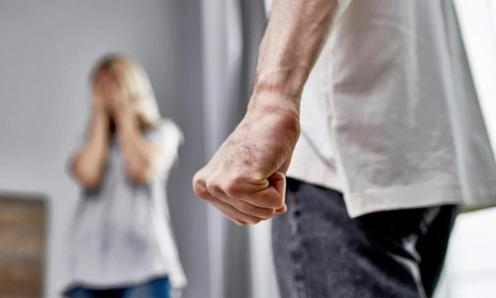Ενώπιον της ανακρίτριας ο γνωστός ποινικολόγος - Δίωξη σε βαθμό κακουργήματος για ενδοοικογενειακή βία